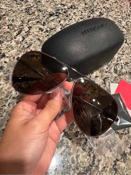 Salvatore Ferragamo
Women\'s Brown Lenses Aviator
Sunglasses NWT main image 8